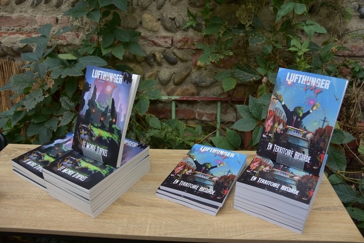 Numéros des deux premières éditions du Lufthunger pulp, "Le monde d'après" et "En territoire absurde", posés sur une table de la librairie-café Le Chameau sauvage.